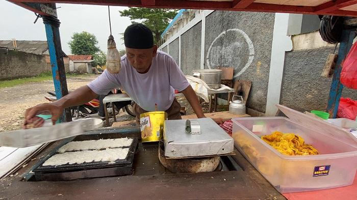 penjual-kue-pancong-di-kawasan-Rawalumbu.jpg