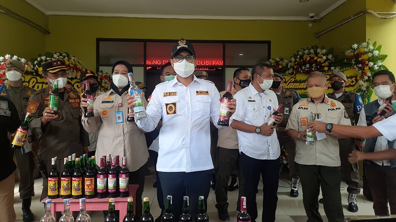 pilar-saga-ichsan-saat-merilis-penggerebekan-gudang-miras.jpg