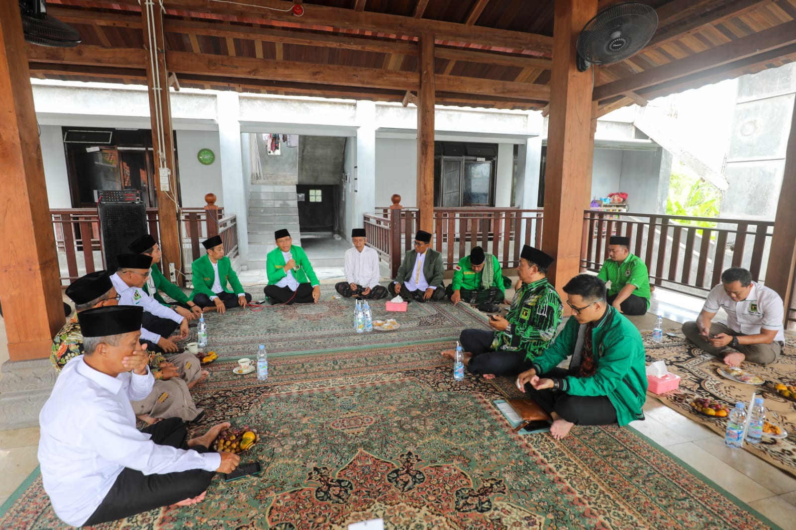 plt-ketua-umum-muhamad-mardiono-sowan-ke-kh-haris-sodaqoh.jpg