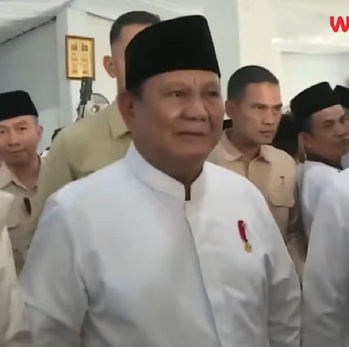 prabowo-sholat-id.jpg