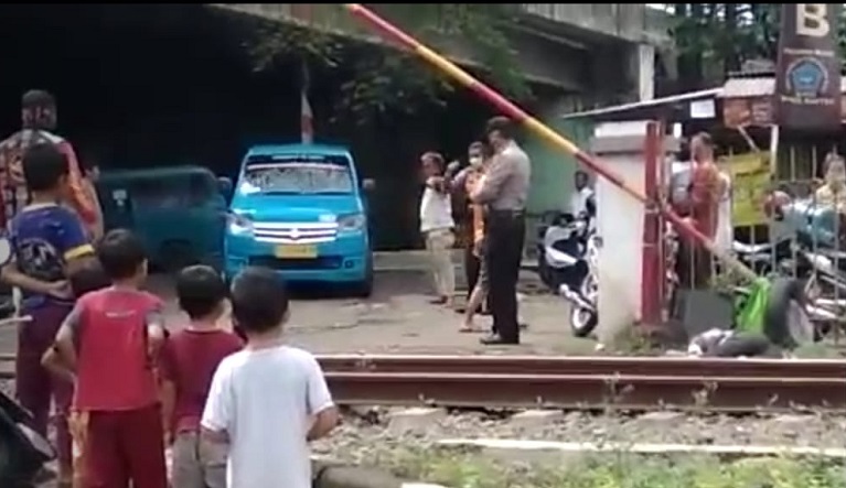 VIDEO Nyebrang di Perlintasan Ilegal, Seorang Driver Ojol di Cibinong Bogor Tersambar Kereta Api