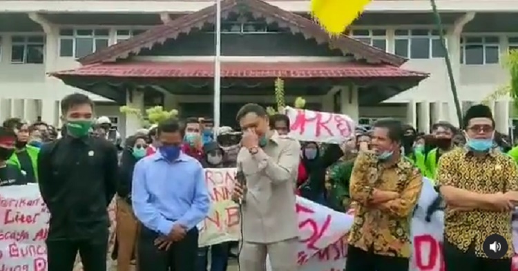 pria-yang-disebut-sebagai-anggota-dprd-yang-salah-membacakan-sila-ke-empat-pancasila.jpg