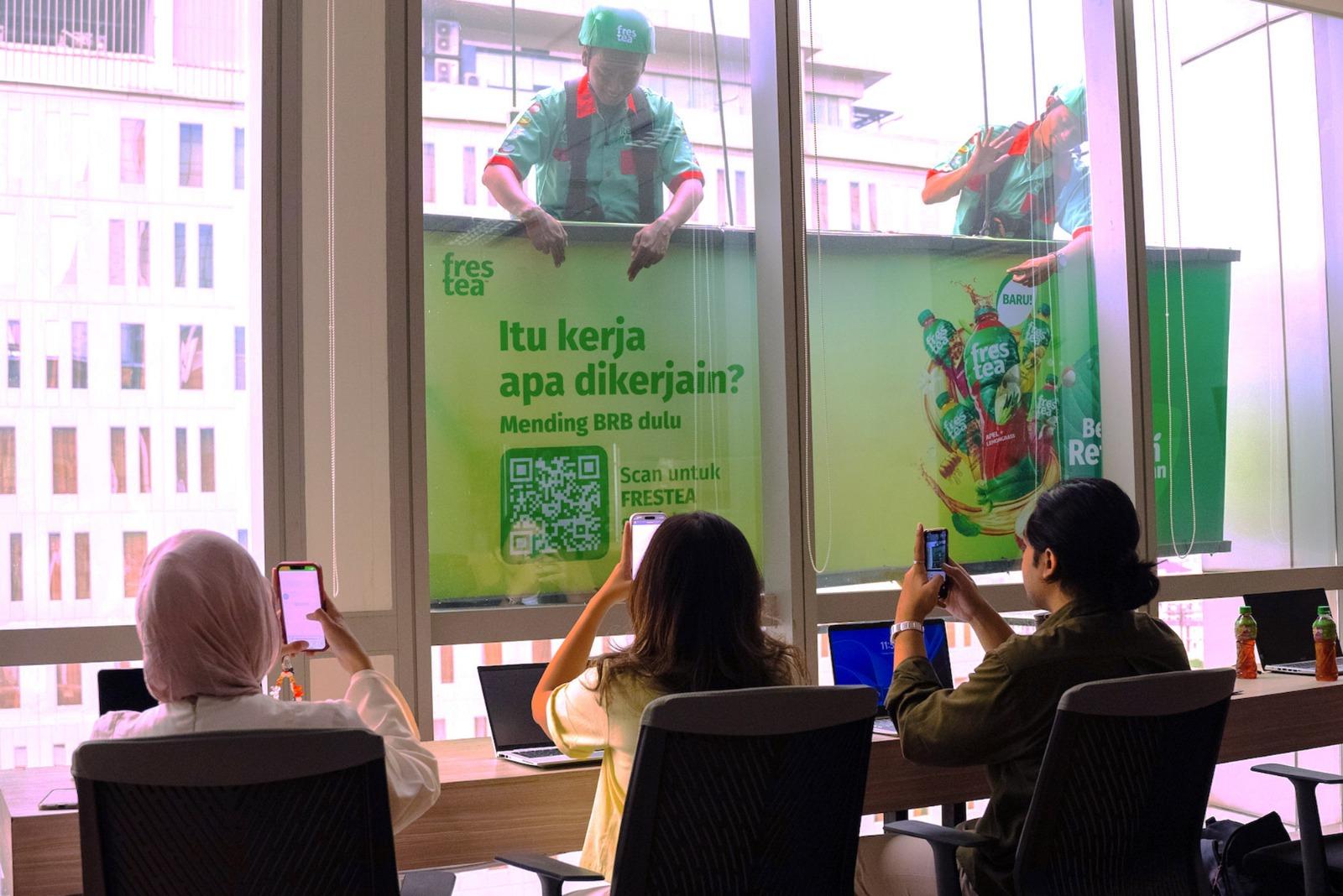 Promo Unik Frestea, Kampanye BRB Pakai Gondola Pembersih Kaca di Pasaraya Blok M