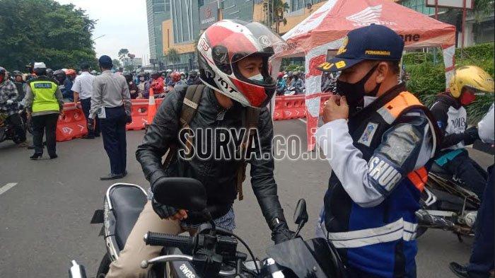 Hari Pertama PSBB di Surabaya, Menimbukan Kemacetan Luar Biasa di Check Point
