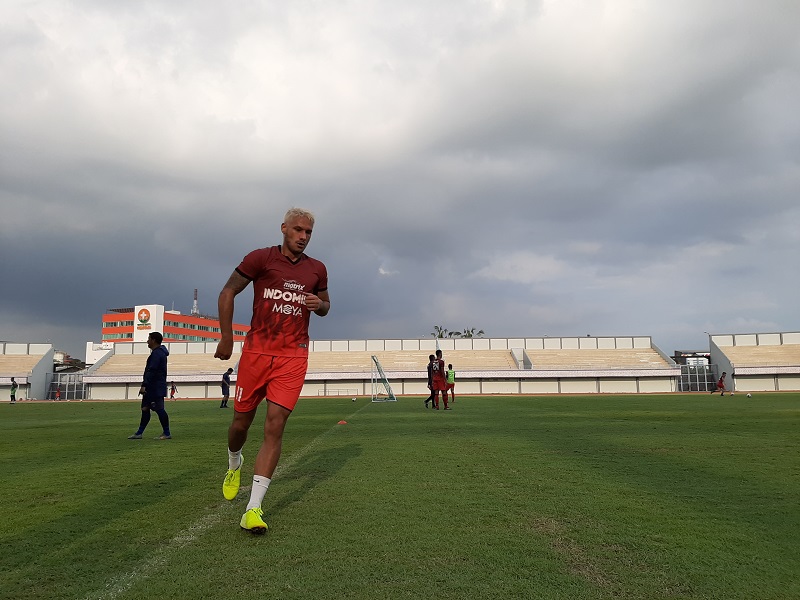 Raphael Maitimo Jalani Latihan Bersama Persita Tangerang