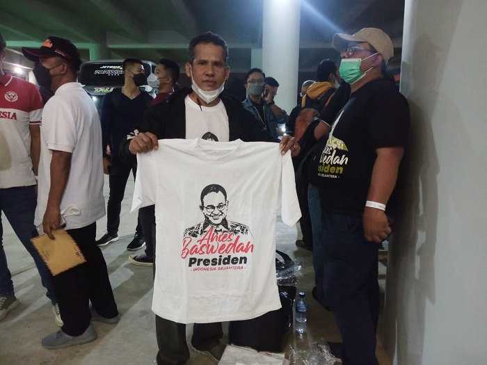 Datang dari Luar Kota, Relawan Jual Kaos 'Anies Baswedan Presiden Indonesia' saat Soft Lauching JIS