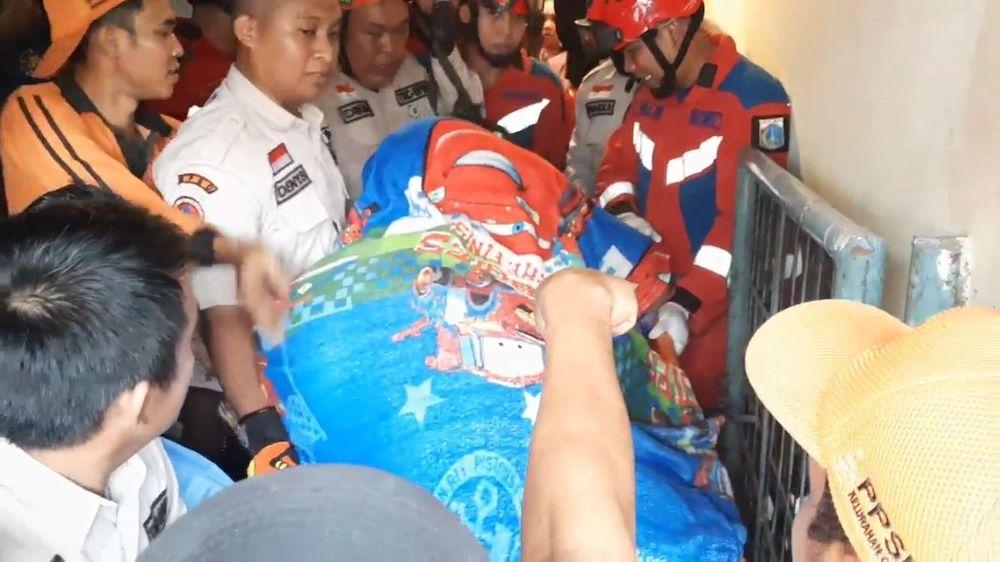 Ahmad Obesitas 200 Kg Dievakuasi dari Rumahnya di Kelurahan Ceger Lengan Kiri Tidak Bisa Gerak