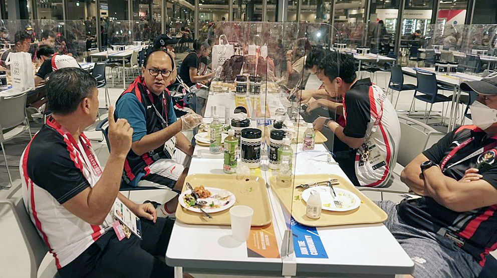 CdM Indonesia Rosan P Roeslani Sambut Kedatangan Tim Bulu Tangkis Indonesia di Desa Atlet Olimpiade