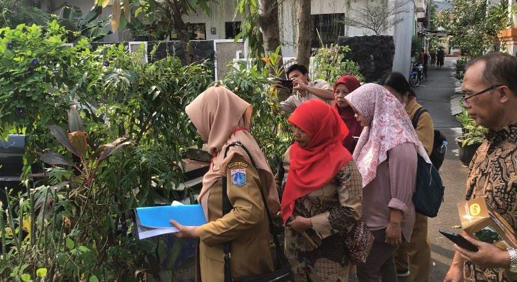 Penilaian Lomba Kampung Bersih di RW 12 Cipinang Melayu, Warga Kompak Tanam Tanaman Toga