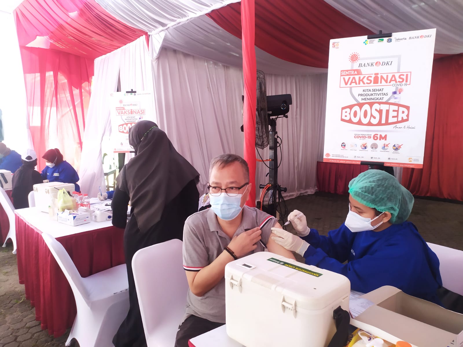 salah-seorang-warga-sedang-mengikuti-vaksin-covid-19-dosis-ketiga-atau-booster-di-kantor-bank-dki.jpg