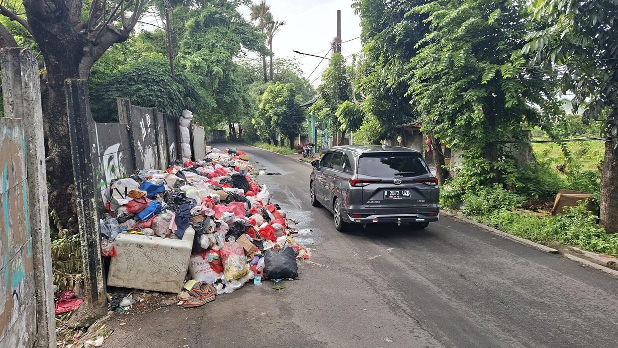 sampah-yang-hampir-menutupi-setengah-badan-Jalan-di-Medan-Satria.jpg