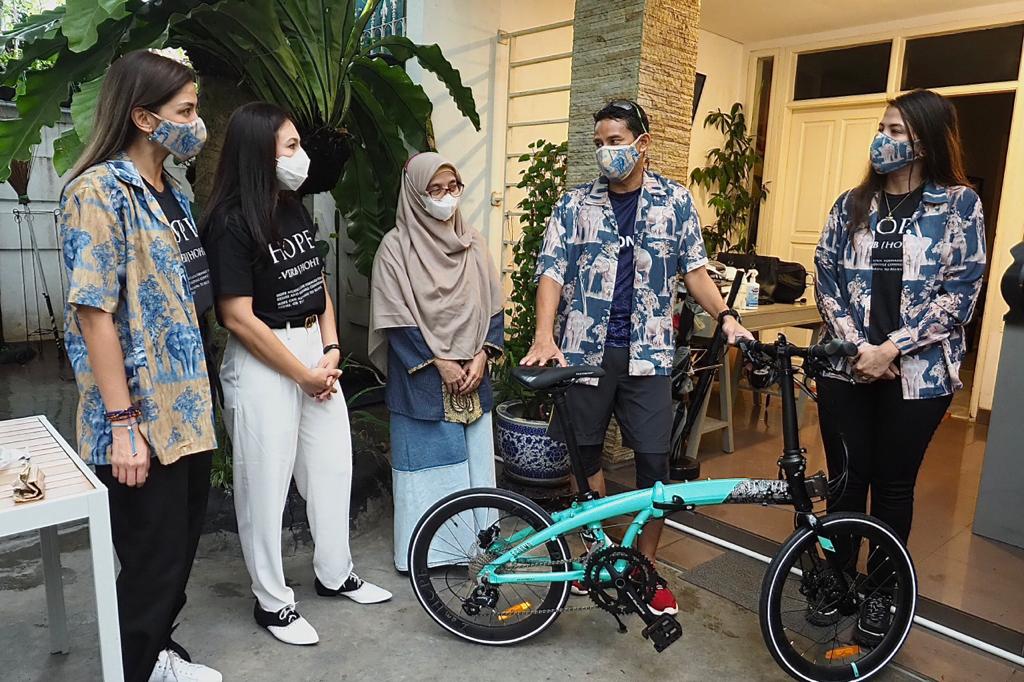 Terima Sepeda 'Bike for Hope' dari Wulan Guritno, Sandi Buka Donasi di 5 DSP untuk Para Pekerja Seni