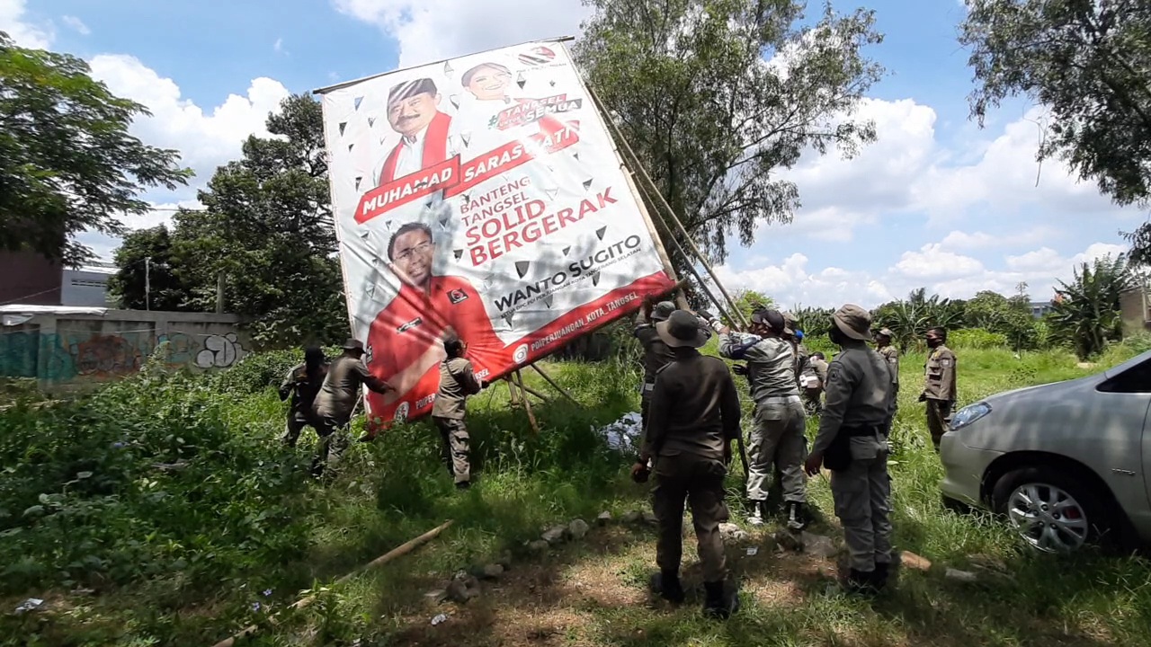 Terpasang di Sembarang Tempat, Satpol PP Kota Tangsel Copot Ribuan APK Milik Paslon Pilkada