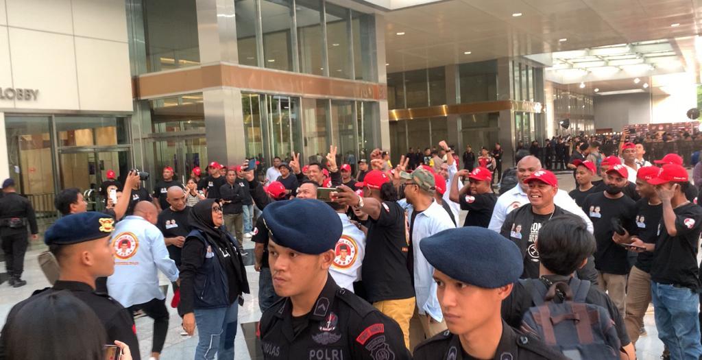 Jelang Debat Cawapres, Pendukung Prabowo-Gibran dan Ganjar-Mahfud Adu Yel-yel di JCC