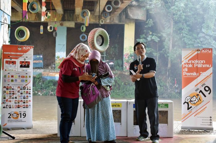 KPU Sosialisasi Pemilu Serentak 2019 di Sungai Ciliwung