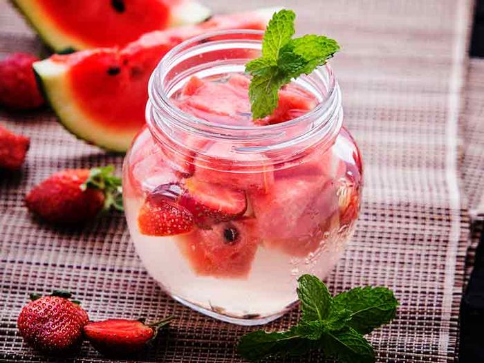 Bahaya Mengintai Bila Terlalu Sering Minum Infused Water, Simak Penjelasan dari Dokter Gigi
