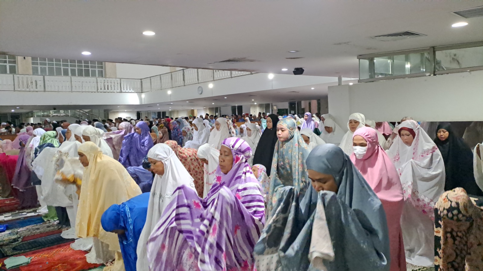 suasana-salat-tarawih-pertama-di-masjid-raya-kh-hasyim-asyari-rabu-2232023.jpg