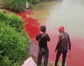 Danu Sedih tak Bisa Mancing di Sungai Cisadane Akibat Tercemar Limbah Sampah Plastik