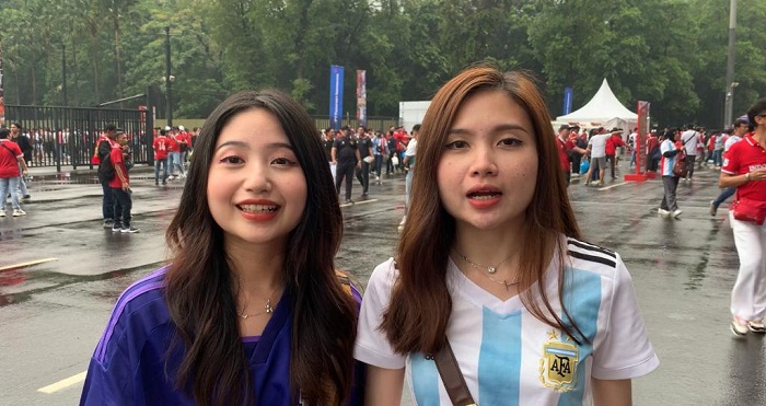 Kakak Beradik Cantik Senang Datang Langsung ke SUGBK, Prediksi Argentina Menang 2-0