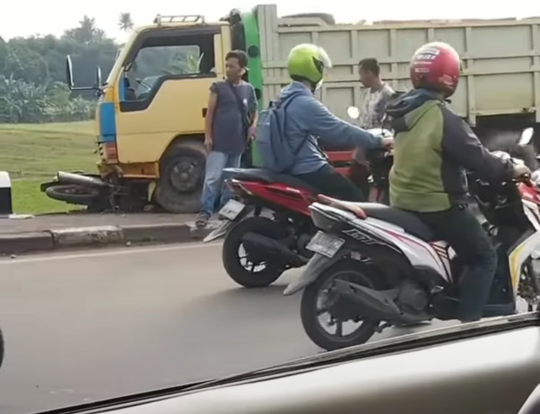tangkapan-layar-video-adu-banteng-truk-dan-motor-di-cileungsi.jpg