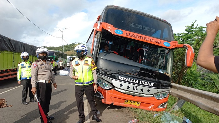terjadi-kecelakaan-beruntun-di-km-95-tol-tanggerang-merak.jpg