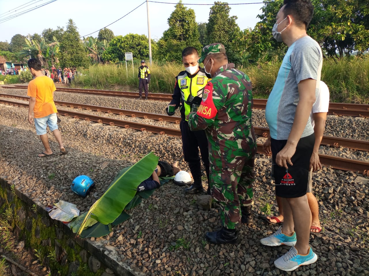 Nekat Terobos Perlintasan Liar, Sekeluarga Boncengan Naik Motor Tewas Diseruduk Kereta Rel Listrik