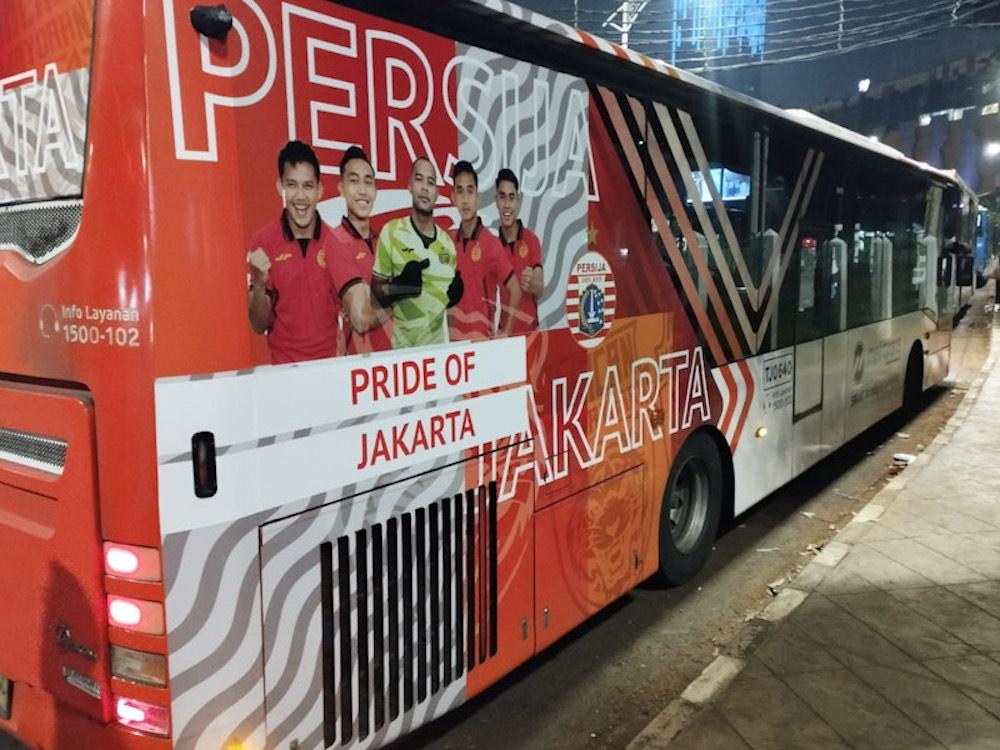 Melihat Bus Transjakarta yang Kini 'Disulap' Bernuansa Persija Jakarta