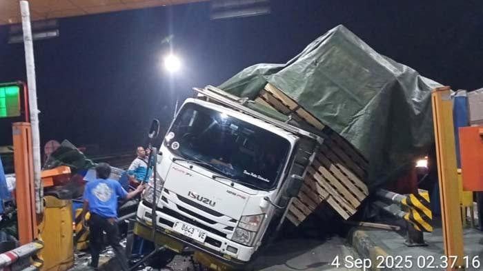 truk-tronton-tabrak-GT-Tol-Ciawi45.jpg