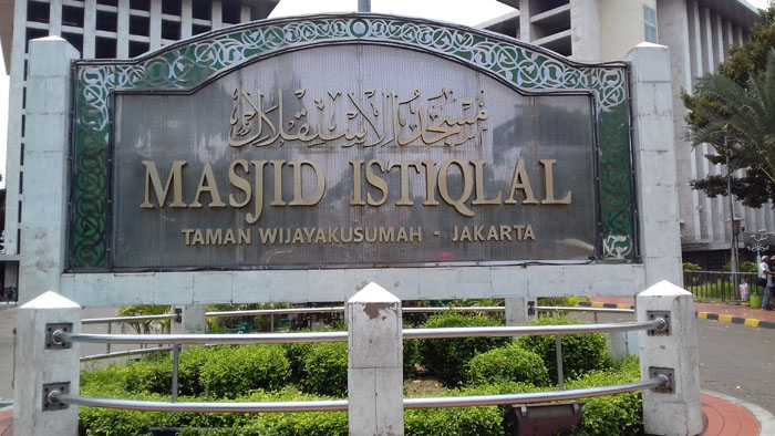 tugu-di-halaman-depan-masjid-istiqlal_20170225_185151.jpg