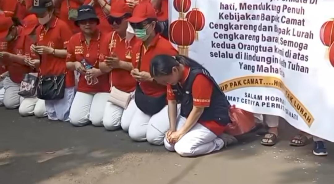 Viral Umat Buddha di Cengkareng Sembahyang di Depan Kantor Kelurahan, Mohon Vihara Tak Ditutup
