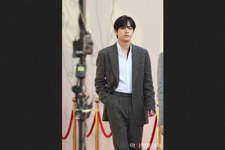 Warganet Puji Respon V BTS Saat Dirangkul Billie Eilish