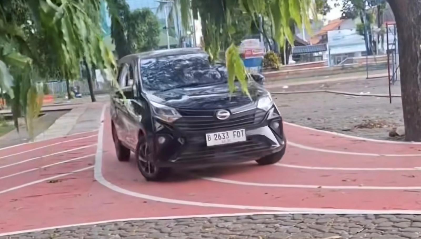video-viral-mobil-berwarna-hitam-melintas-di-area-jogging-track-Alun-alun-M-Hasibuan.jpg