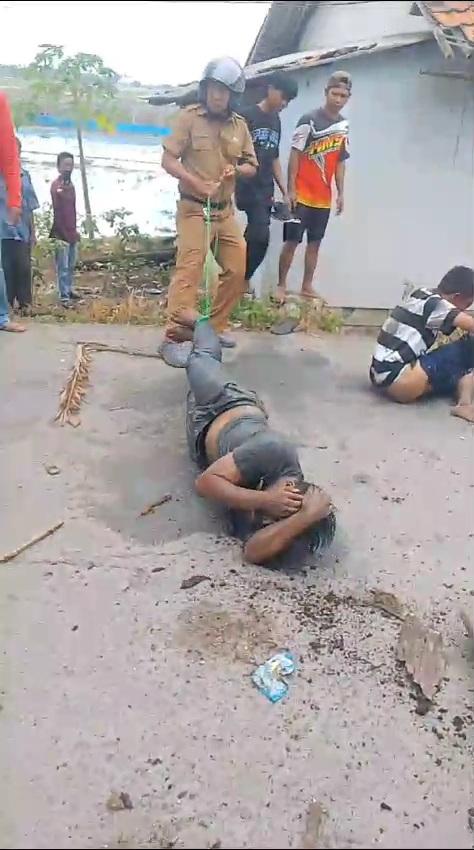 Viral Video Pria Berseragam PNS Ikut Hakimi Maling Motor, Mengikat hingga Melindas