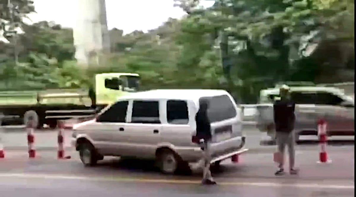 viral-sopir-minibus-meninggal-di-tol3.jpg