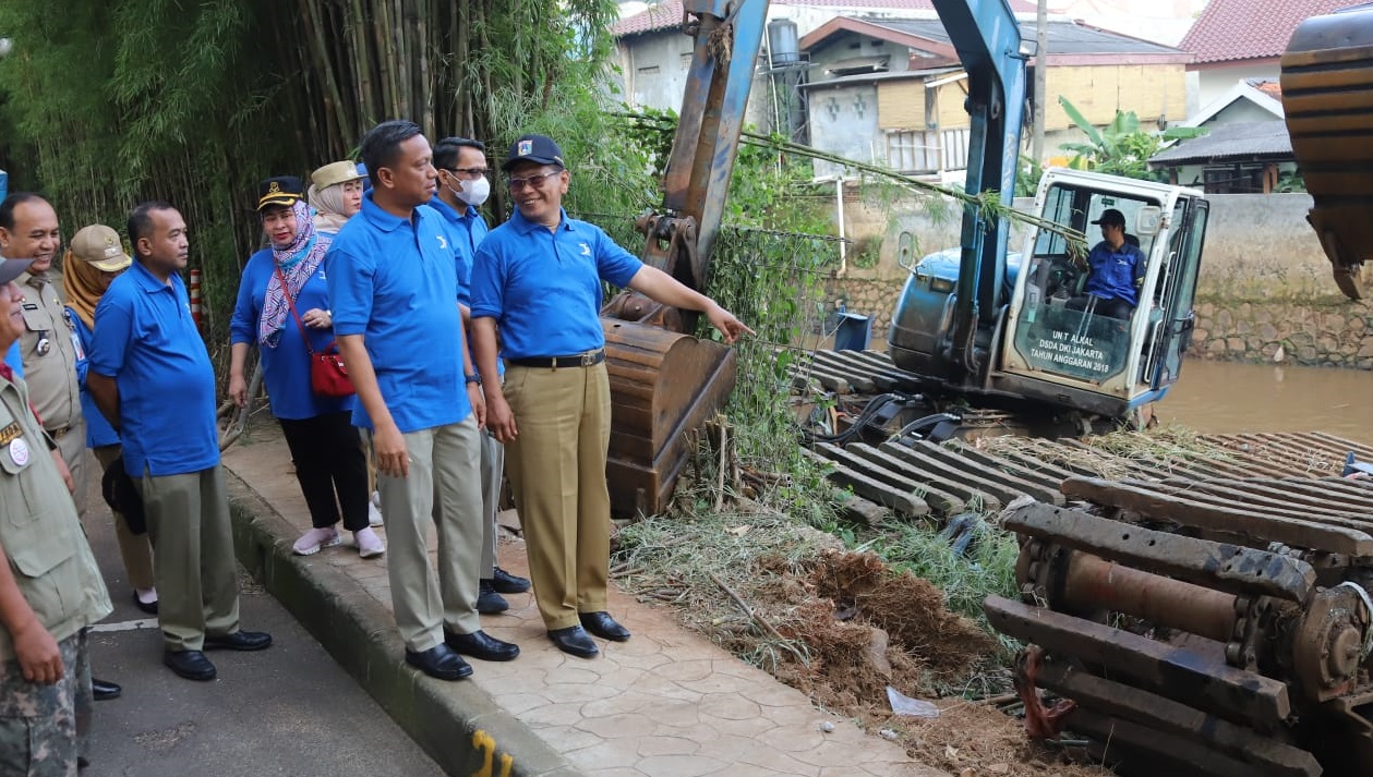 wali-kota-jakarta-selatan-munjirin-meninjau-gerebek-lumpur-kali-krukut-pada-senin-2032023.jpg