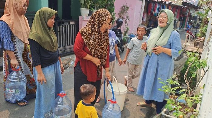 Kerap Begadang Demi Tampung Air Selama 3 Tahun, Warga Duri Kosambi Sebut Tensi Darahnya Kerap Naik