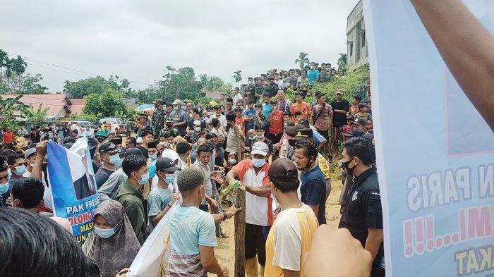 warga-rantau-pandan-bungo-blokir-jalan-utama-pt-kbpc.jpg