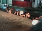 10-remaja-yang-disuruh-warga-merayap-di-Jalan-Bosih-Raya-Cibitung.jpg