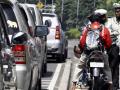 20131206polisi-menilang-pelanggar-lalu-lintas.jpg