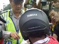 20131210petugas-menilang-pengendara-motor.jpg