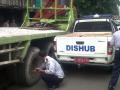 20141127mogok-di-pinggir-jalan-ban-truk-ini-digembos-petugas.jpg