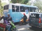 2016040510-feeder-bus-disiagakan-di-stasiun-tebet_20160405_141834.jpg