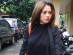 20160415nikita-mirzani-dikonfrontir-kesaksian-kasus-prostitusi-artis_20160415_161643.jpg