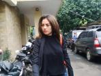 20160415nikita-mirzani-penuhi-panggilan-bareskrim_20160415_150035.jpg