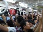 20160607ac-krl-commuter-line-tidak-berfungsi-penumpang-buka-paksa-jendela1_20160607_165311.jpg
