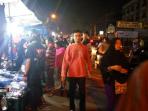 20160706warga-sambut-gembira-pasar-dadakan-di-malam-takbiran_20160706_054444.jpg