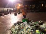 20160710sampah-menggunung-di-kota-tua_20160710_202514.jpg