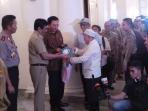 20160711-gubernur-ahok-diberi-al-quran-dalam-halal-bihalal_20160711_134632.jpg