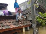20161114berita-foto-begini-suasana-evakuasi-korban-banjir-di-tangerang1_20161114_113652.jpg