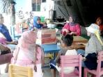 20161115waduh-relawan-calon-gubernur-curi-simpatik-di-lokasi-banjir_20161115_145027.jpg